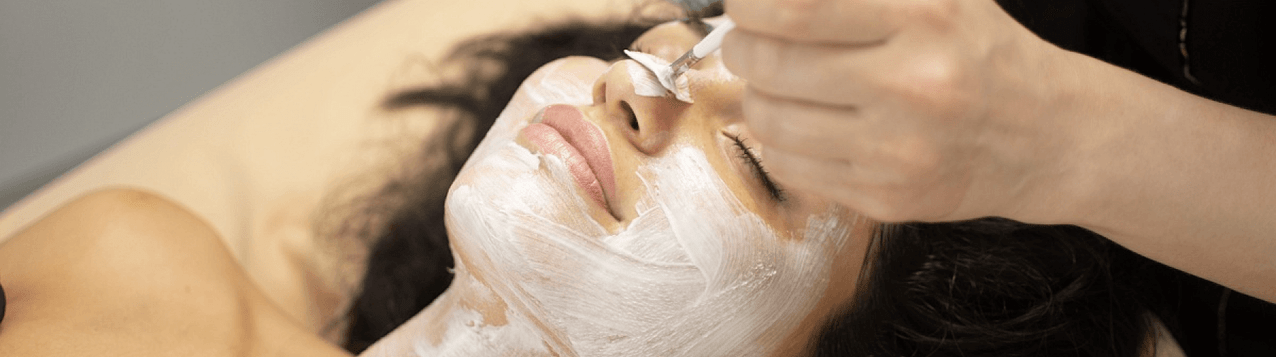 Peeling ist eines der beliebtesten kosmetischen Verfahren zur Verjüngung der Gesichtshaut. 